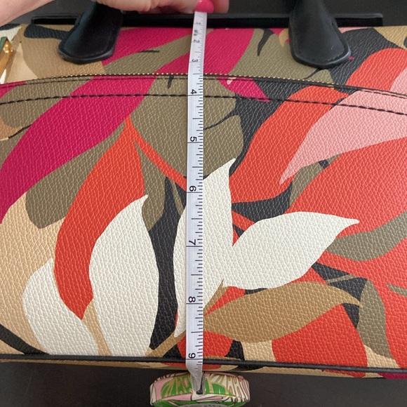 Floral “Dr.’s Bag” with black handles, long adjustable strap w/pockets in & out! - Picture 10 of 11